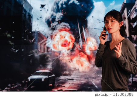 爆弾から逃げる若い女性 113308399