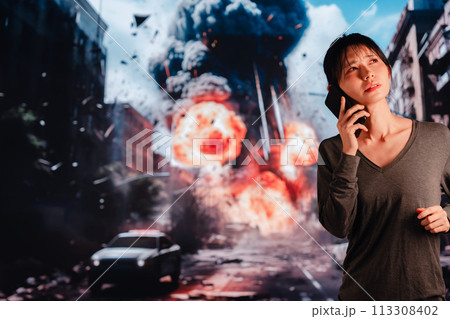 爆弾から逃げる若い女性 113308402