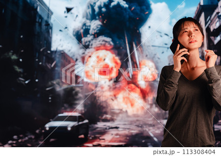 爆弾から逃げる若い女性 113308404