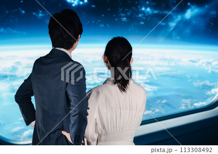 宇宙旅行をする若い夫婦 113308492