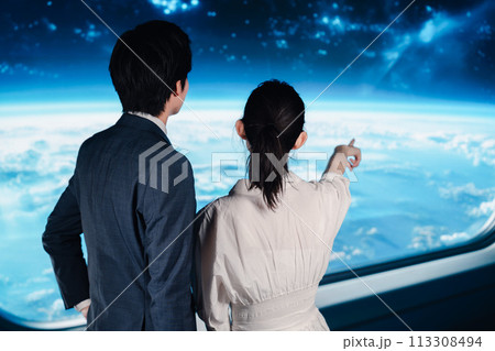 宇宙旅行をする若い夫婦 113308494