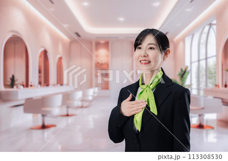 サロンで接客をする若い女性 113308530