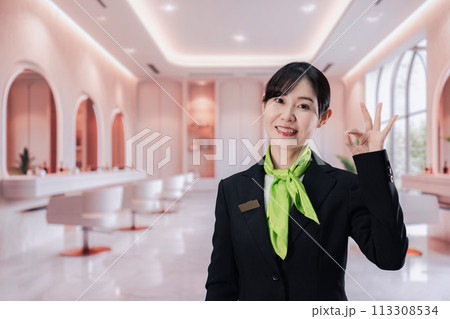 サロンで接客をする若い女性 サロンで接客をする若い女性 113308534