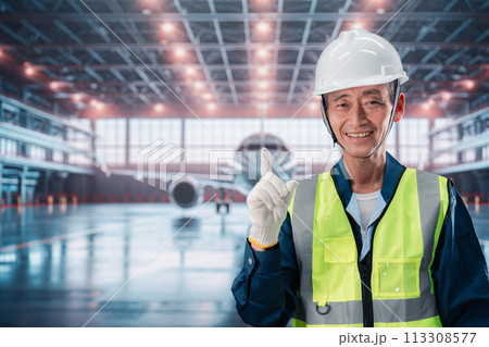 飛行機の格納庫で働くシニアの男性 飛行機の格納庫で働くシニアの男性 113308577