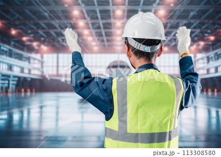 飛行機の格納庫で働くシニアの男性 113308580