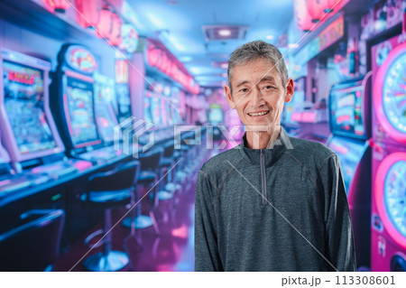 パチンコ店にいるシニアの男性 パチンコ店にいるシニアの男性 113308601