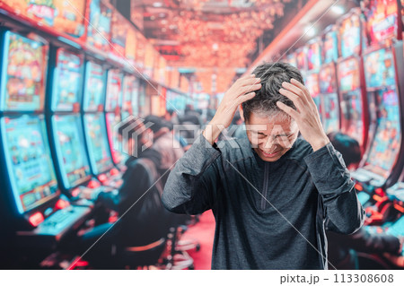 パチンコ店にいるシニアの男性 113308608