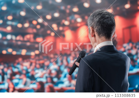 大勢の聴衆の前で話す男性 113308635