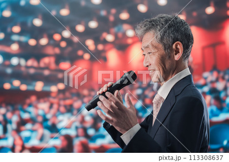 大勢の聴衆の前で話す男性 113308637