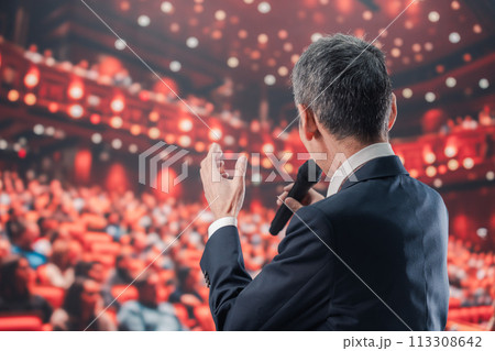 大勢の聴衆の前で話す男性 大勢の聴衆の前で話す男性 113308642