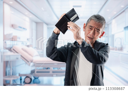 医療費に苦しむ高齢の男性 113308687