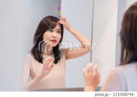 朝の身支度をする若い女性 朝の身支度をする若い女性 113308749