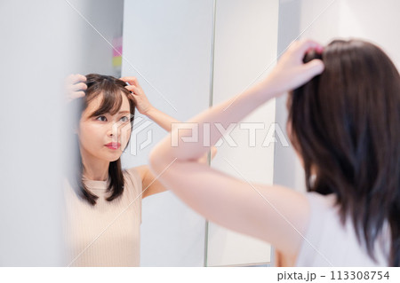朝の身支度をする若い女性 朝の身支度をする若い女性 113308754