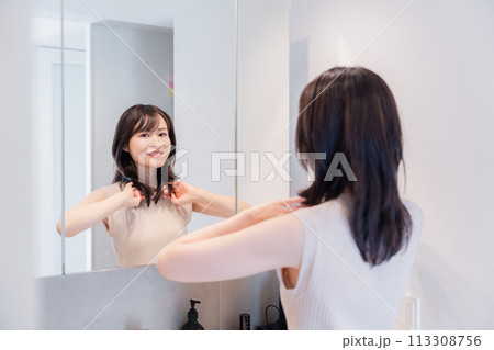 朝の身支度をする若い女性 朝の身支度をする若い女性 113308756