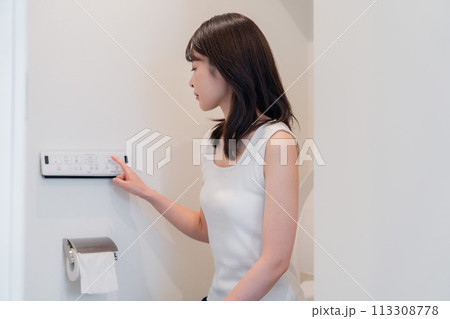 ビデを使う若い女性 ビデを使う若い女性 113308778