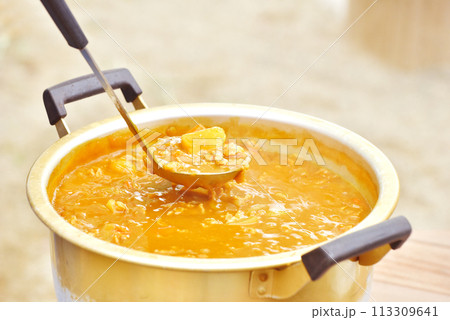大鍋で作るカレー 野外で作る料理 キャンプカレー イメージ素材 大鍋で作るカレー 野外で作る料理 キャンプカレー イメージ素材 113309641