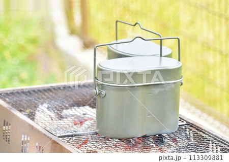 飯盒炊飯　野外で作るご飯　アウトドア　キャンプ　イメージ素材 113309881