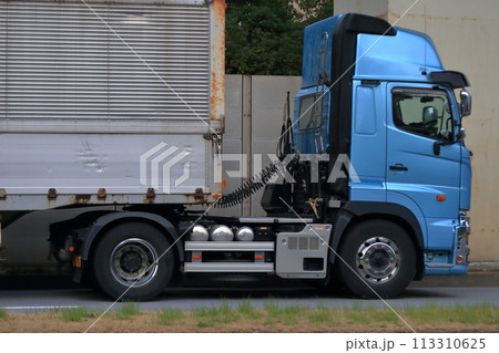 トレーラートラック 113310625