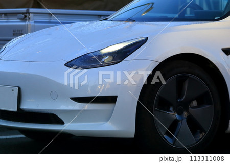 車のヘッドライト 113311008