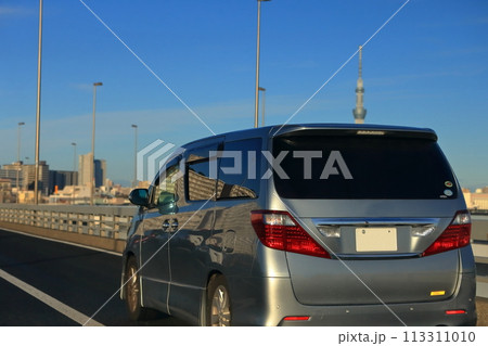 走行中のミニバン 113311010