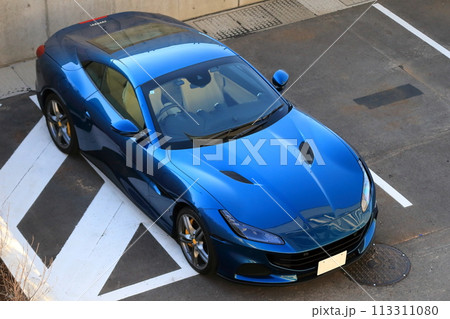 駐車場のスポーツカー　イメージ 113311080