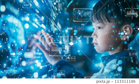 インタラクティブな学習を通じて若い学生が学ぶ未来の教育。デジタルネイティブ世代のコンセプト。 113311186