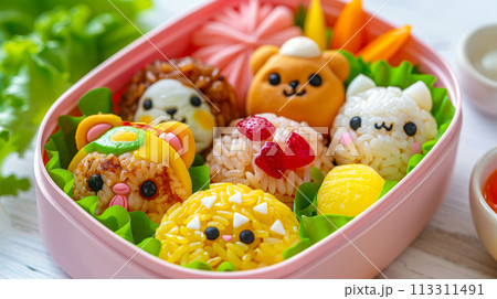 新鮮な果物と野菜、カラフルでバランスの取れた食事が入ったヘルシーなお弁当 113311491