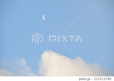 白い雲の上の月齢23.2、下弦の月 113311790