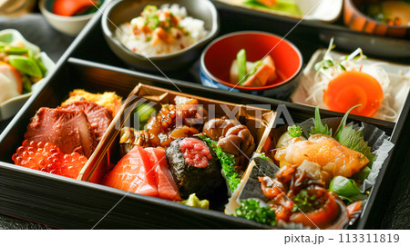 新鮮な果物と野菜、カラフルでバランスの取れた食事が入ったヘルシーなお弁当 113311819