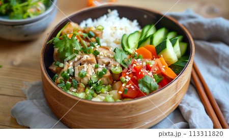 新鮮な果物と野菜、カラフルでバランスの取れた食事が入ったヘルシーなお弁当 113311820