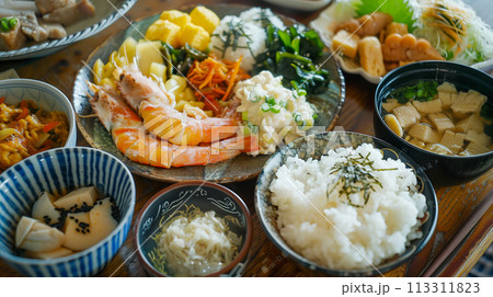 新鮮な果物と野菜、カラフルでバランスの取れた食事が入ったヘルシーなお弁当 113311823
