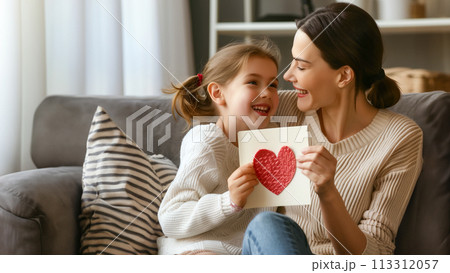 笑顔の母親と喜びに満ちた娘の間の優しい瞬間 113312057