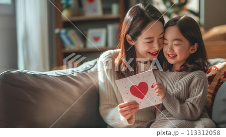 笑顔の母親と喜びに満ちた娘の間の優しい瞬間 113312058