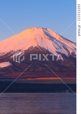 山中湖で見る厳冬の富士山（紅富士） 113312205