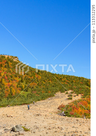 福島県・紅葉シーズン真っ只中の一切経山絶景 113312295