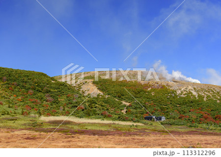 福島県・紅葉シーズン真っ只中の一切経山絶景 113312296