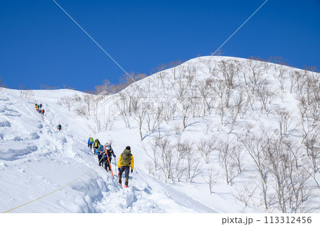 厳冬の谷川岳・天神尾根を登る登山者たち 113312456