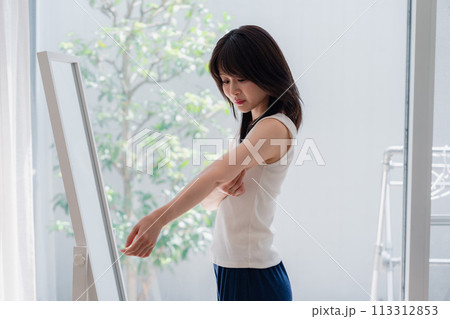 自分の体型を気にする若い女性 自分の体型を気にする若い女性 113312853