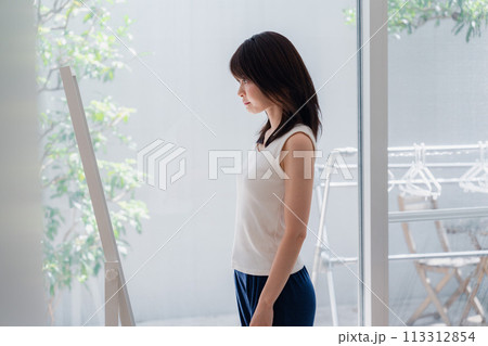 自分の体型を気にする若い女性 113312854