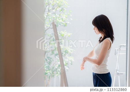 自分の体型を気にする若い女性 113312860