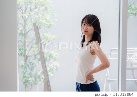 自分の体型を気にする若い女性 自分の体型を気にする若い女性 113312864