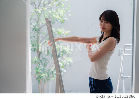 自分の体型を気にする若い女性 113312866