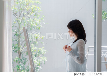 着替えをする若い女性 着替えをする若い女性 113312916