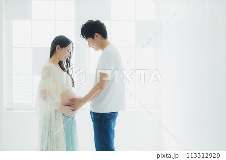 妊婦に寄り添う夫 妊婦に寄り添う夫 113312929