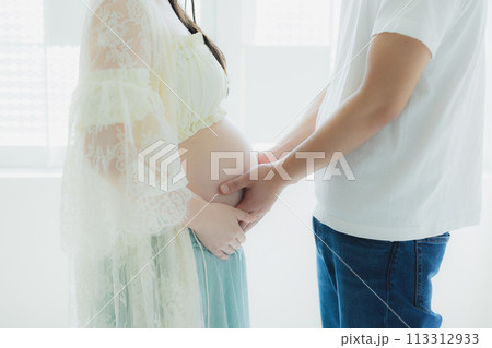 妊婦に寄り添う夫 妊婦に寄り添う夫 113312933