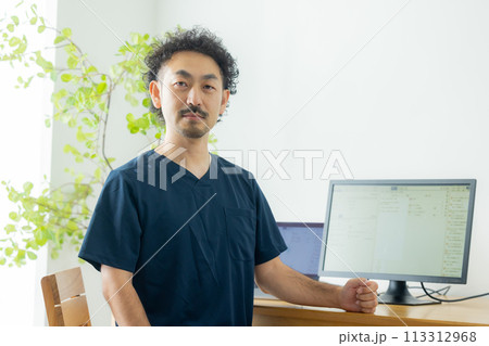 パソコンに向かう医師 パソコンに向かう医師 113312968