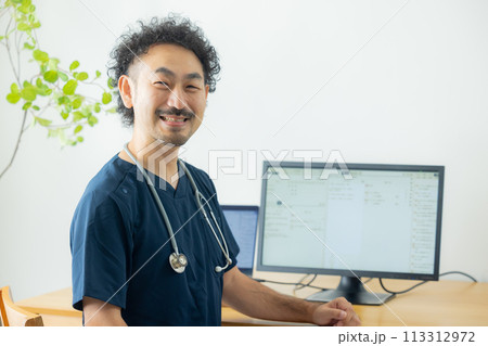 パソコンに向かう医師 パソコンに向かう医師 113312972