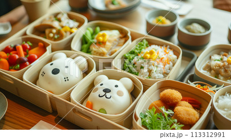 温かい雰囲気の光の中で、伝統的な日本料理に囲まれたお弁当の目玉です。 温かい雰囲気の光の中で、伝統的な日本料理に囲まれたお弁当の目玉です。 113312991