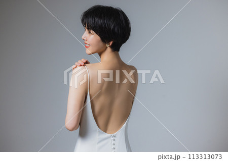 ウェディングドレスの女性 113313073