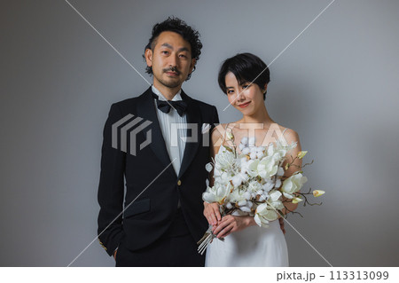 ウェディングドレスの女性とタキシードの男性 ウェディングドレスの女性とタキシードの男性 113313099